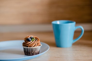 masada Çilek ve Çikolata dilim ile dekore lezzetli Cupcake. Yatay görünüm birkaç nesne