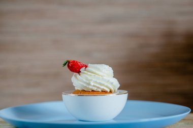 masada Çilek ve Çikolata dilim ile dekore lezzetli Cupcake. Yatay görünüm birkaç nesne