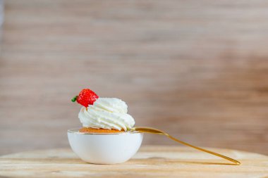 masada Çilek ve Çikolata dilim ile dekore lezzetli Cupcake. Yatay görünüm birkaç nesne