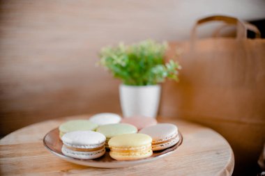 Renkli makaron ile mutfak plakası. Ahşap masa