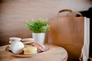 Renkli makaron ile mutfak plakası. Ahşap masa