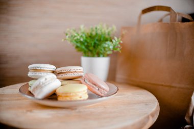 Renkli makaron ile mutfak plakası. Ahşap masa