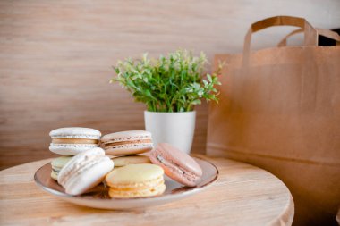 Renkli makaron ile mutfak plakası. Ahşap masa