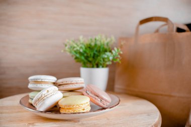 Renkli makaron ile mutfak plakası. Ahşap masa