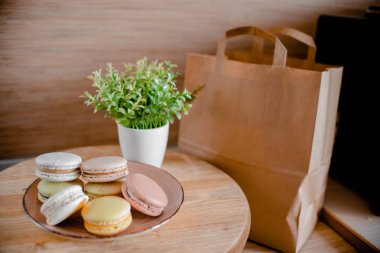 Renkli makaron ile mutfak plakası. Ahşap masa