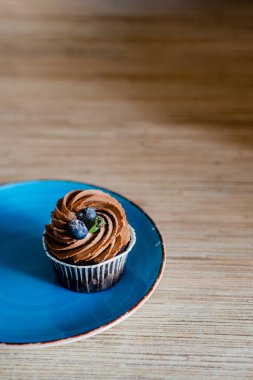 masada Çilek ve Çikolata dilim ile dekore lezzetli Cupcake. Yatay görünüm birkaç nesne