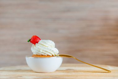 masada Çilek ve Çikolata dilim ile dekore lezzetli Cupcake. Yatay görünüm birkaç nesne