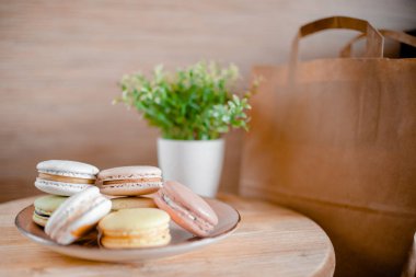 Renkli makaron ile mutfak plakası. Ahşap masa