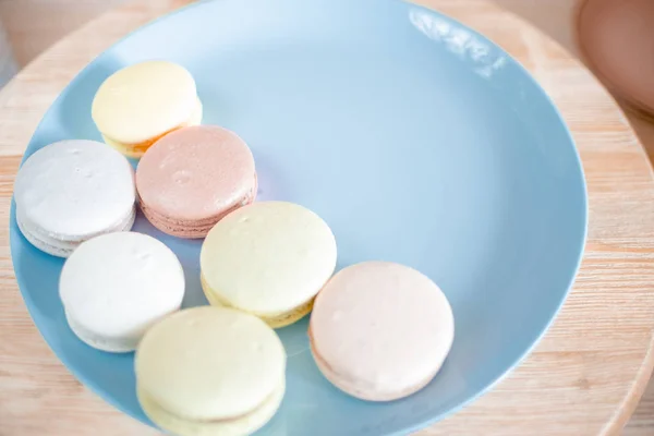 Placa de cocina con macarrones de colores. Mesa de madera —  Fotos de Stock