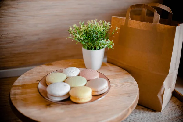 Placa de cocina con macarrones de colores. Mesa de madera —  Fotos de Stock