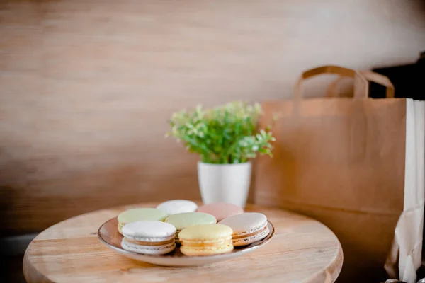 Placa de cocina con macarrones de colores. Mesa de madera —  Fotos de Stock