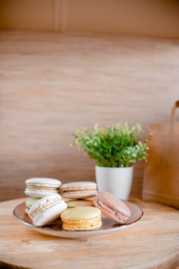 Renkli makaron ile mutfak plakası. Ahşap masa