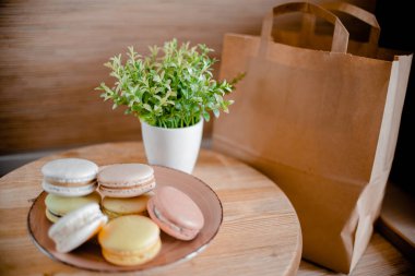 Renkli makaron ile mutfak plakası. Ahşap masa