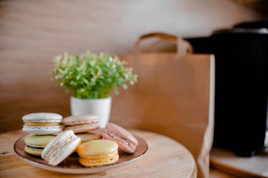 Renkli makaron ile mutfak plakası. Ahşap masa