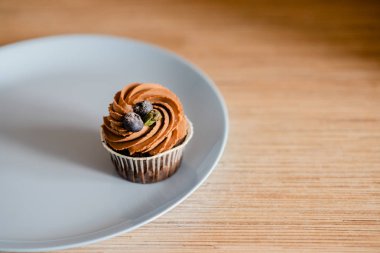 masada Çilek ve Çikolata dilim ile dekore lezzetli Cupcake. Yatay görünüm birkaç nesne