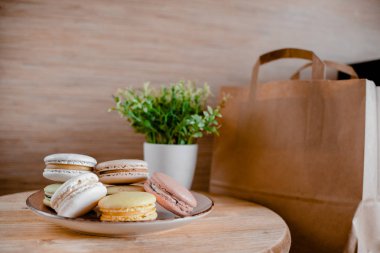 Renkli makaron ile mutfak plakası. Ahşap masa