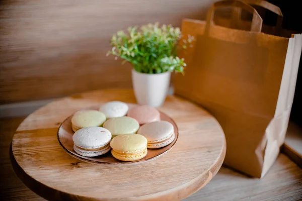 Placa de cocina con macarrones de colores. Mesa de madera —  Fotos de Stock