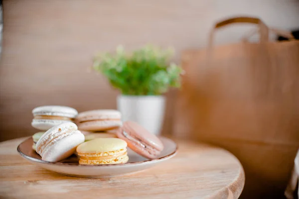 Placa de cocina con macarrones de colores. Mesa de madera —  Fotos de Stock