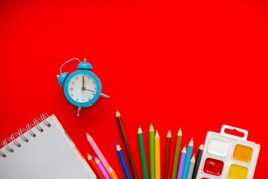 Okula geri dönelim renkli düzlük. Kalemler not defteri uyuşturur bir b c alfabesi waterolors. Yatay üst görünüm yukarıdaki birkaç nesne.