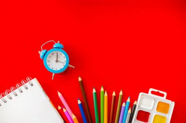 Okula geri dönelim renkli düzlük. Kalemler not defteri uyuşturur bir b c alfabesi waterolors. Yatay üst görünüm yukarıdaki birkaç nesne.