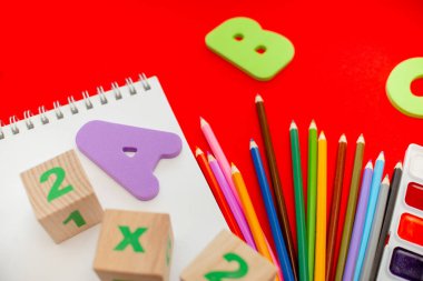 Okula geri dönelim renkli düzlük. Kalemler not defteri uyuşturur bir b c alfabesi waterolors. Yatay üst görünüm yukarıdaki birkaç nesne.