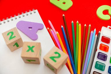 Okula geri dönelim renkli düzlük. Kalemler not defteri uyuşturur bir b c alfabesi waterolors. Yatay üst görünüm yukarıdaki birkaç nesne.