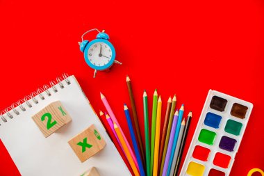 Okula geri dönelim renkli düzlük. Kalemler not defteri uyuşturur bir b c alfabesi waterolors. Yatay üst görünüm yukarıdaki birkaç nesne.