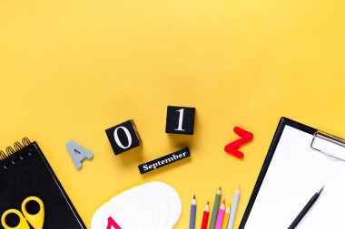 Not defteri ve kırtasiyeli defterler. Altın, beyaz, pembe ve siyah kırtasiye malzemeleri okul konseptine geri döndü. Üst yatay görünüm telif uzayı