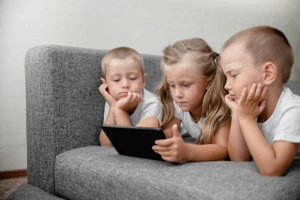 Barn Isolering Med Surfplatta För Läxor Barnsökning Information Internet Covid — Stockfoto