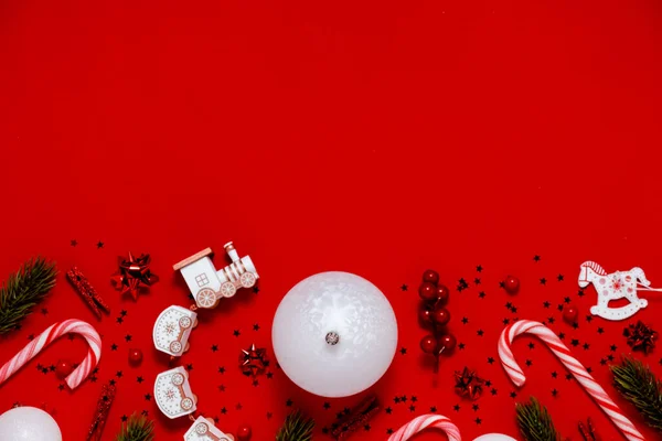 Πρωτοχρονιάτικο φόντο. Top οριζόντια άποψη copyspace Χριστουγεννιάτικες μπάλες και χριστουγεννιάτικα παιχνίδια — Φωτογραφία Αρχείου