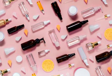 Cilt bakımı ve Mike hazır. Soyut pembe arka planda Hilauronic asit, losyon, serum ve jel. Üst yatay görünüm