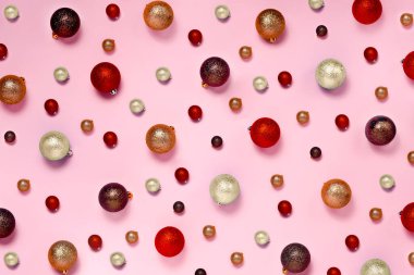 Soyut arka planda kış ve yeni yıl oyuncaklarıyla son moda Noel modelleri. Üst yatay görünüm telif uzayı