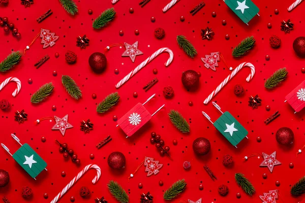Типовий Різдвяний Візерунок Зимовими Новорічними Іграшками Червоному Тлі Верхній Горизонтальний — стокове фото