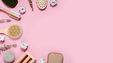 Soyut pembe arka planda spa ve banyo seti. Deri ve vücut bakımı konsepti. Üst yatay görünüm telif uzayı