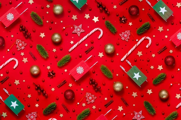 Типовий різдвяний візерунок з зимовими та новорічними іграшками на червоному тлі. Верхній горизонтальний вид на авторський простір. — стокове фото