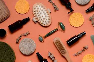 Yüz ve vücut bakımı için modern ve doğal aksesuarlar ve bitkisel kozmetikler. Sıfır atık kavramı ve kişisel bakım için çevre dostu malzemeler. Düz yatay biçim. Üst yatay görünüm