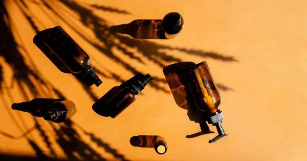 Set Von Wiederverwendbaren Glasflaschen Für Gesichtskosmetik Auf Schatten Hintergrund Top — Stockfoto