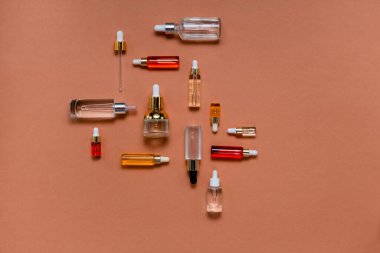 Doğal serumlar ve yüz yağları. Cam bir şişede pipetli kozmetik hidratasyon serumu. Soyut arkaplan üzerinde Hyaluronic asit üst yatay telif uzayı.