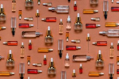 Doğal serumlar ve yüz yağları. Cam bir şişede pipetli kozmetik hidratasyon serumu. Soyut arkaplan üzerinde Hyaluronic asit üst yatay telif uzayı.