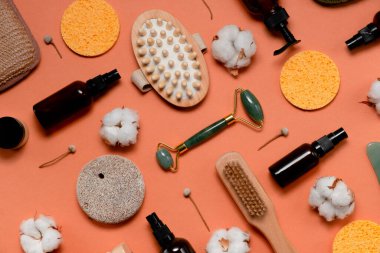 Yüz ve vücut bakımı için modern ve doğal aksesuarlar ve bitkisel kozmetikler. Sıfır atık kavramı ve kişisel bakım için çevre dostu malzemeler. Düz yatay biçim. Üst yatay görünüm 