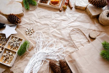 Ev yapımı Noel hediyeleri kavramı. Aletler ve dekorasyonlarla. Zanaat kağıdı ve tahta oyuncaklarla çevre dostu dekorasyonlar. Üst yatay görünüm 