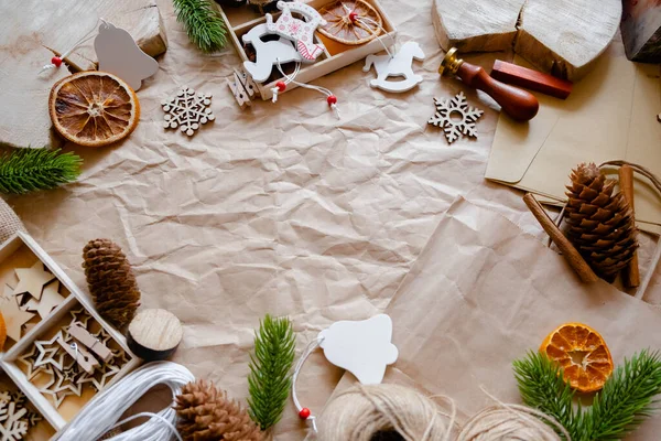 Концепція Домашнього Загорнута Різдвяними Подарунками Інструментами Прикрасами Екологічно Чисті Прикраси — стокове фото