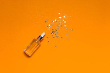 Sıvı kolajen ve hiyalüronik asit içeren cam şişe, hidrasyon derisi. Üst düz görünüm telif uzayı. Doğal arkaplan