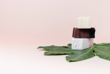 Doğal organik şampuan sabunu. Üst yatay görünüm telif uzayı. El yapımı ekolojik şampuan. 