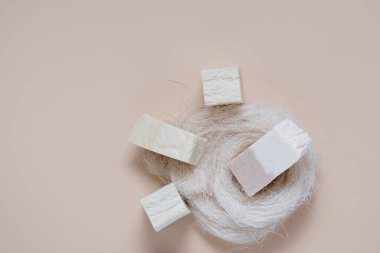 Doğal organik şampuan sabunu. Üst yatay görünüm telif uzayı. El yapımı ekolojik şampuan. 