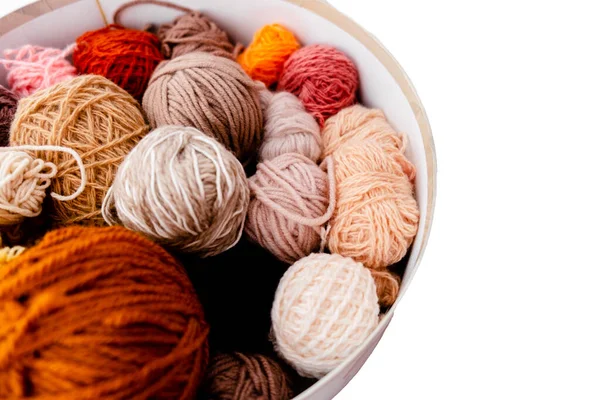 배경에 뜨개질 바늘이 뜨개질에 사용되는 Yarns — 스톡 사진