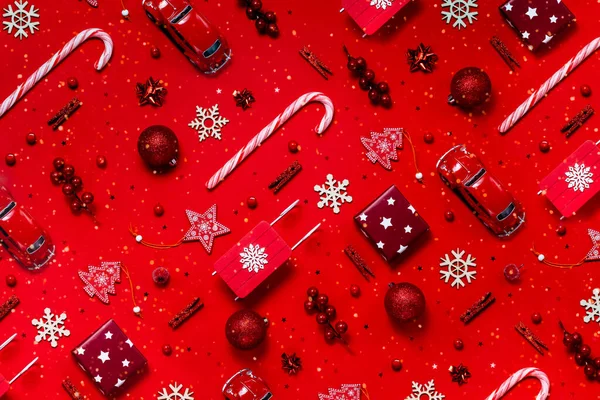 Типовий Різдвяний Візерунок Зимовими Новорічними Іграшками Червоному Тлі Верхній Горизонтальний — стокове фото