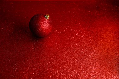 Kırmızı arka planda kardaki toplar. Yakın plan. Üst Yatay Görünüm Kopyalama Alanı 2021 Yılbaşı ve Yeni Yıl Konsepti.