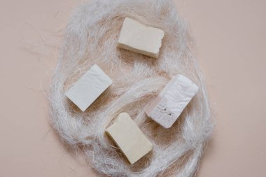 Doğal organik şampuan sabunu. Üst yatay görünüm telif uzayı. El yapımı ekolojik şampuan. 