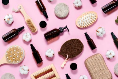 Soyut pembe arka planda spa ve banyo seti. Deri ve vücut bakımı konsepti. Üst yatay görünüm